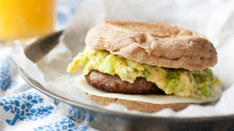 Pesto egg sandwich